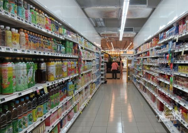 Nietrzeźwy kierowca przyjechał do marketu zrobić zakupy