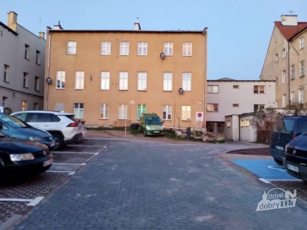 Rewitalizacja ełckich podwórek. Zakres obejmuje m.in. wykonanie dróg dojazdowych i miejsc parkingowych