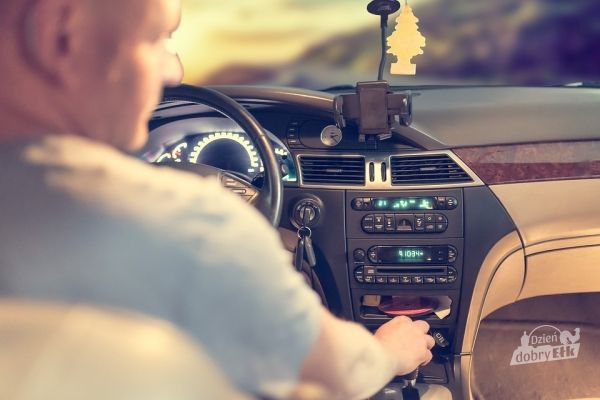 11-LATEK ZA KIEROWNICĄ, OBOK TATA Z ZAKAZEM KIEROWANIA