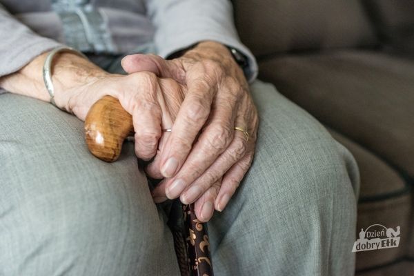 Kierowca pomógł błąkającej się w nocy starszej kobiecie