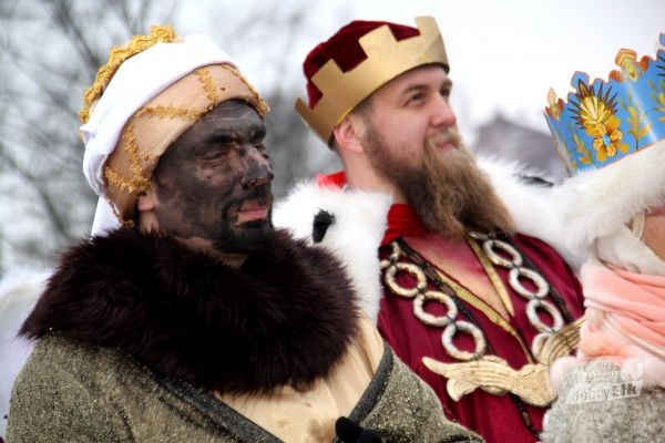 Ełk w drodze do Stajenki- Tłumy ełczan w Orszaku Trzech Króli