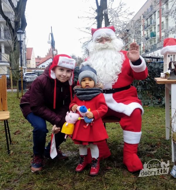 EKO RYNEK Z SERCEM - ODDAJ NIEPOTRZEBNE ZABAWKI, GRY I KSIĄŻKI - MIKOŁAJ ROZDA JE PRZED ŚWIĘTAMI W PARKU SOLIDARNOŚCI
