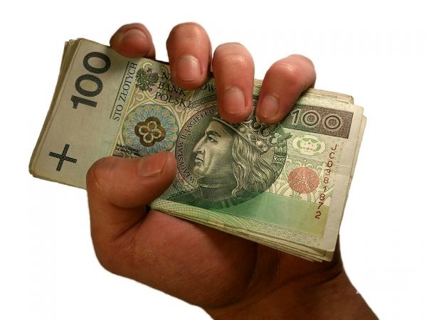 Ludzie, by inwestować brali kredyty. Wyłudzili około 35 milionów złotych