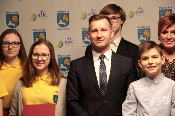 Najlepsi uczniowie miejskich szkół. Stypendia za wyniki w nauce i aktywność społeczną